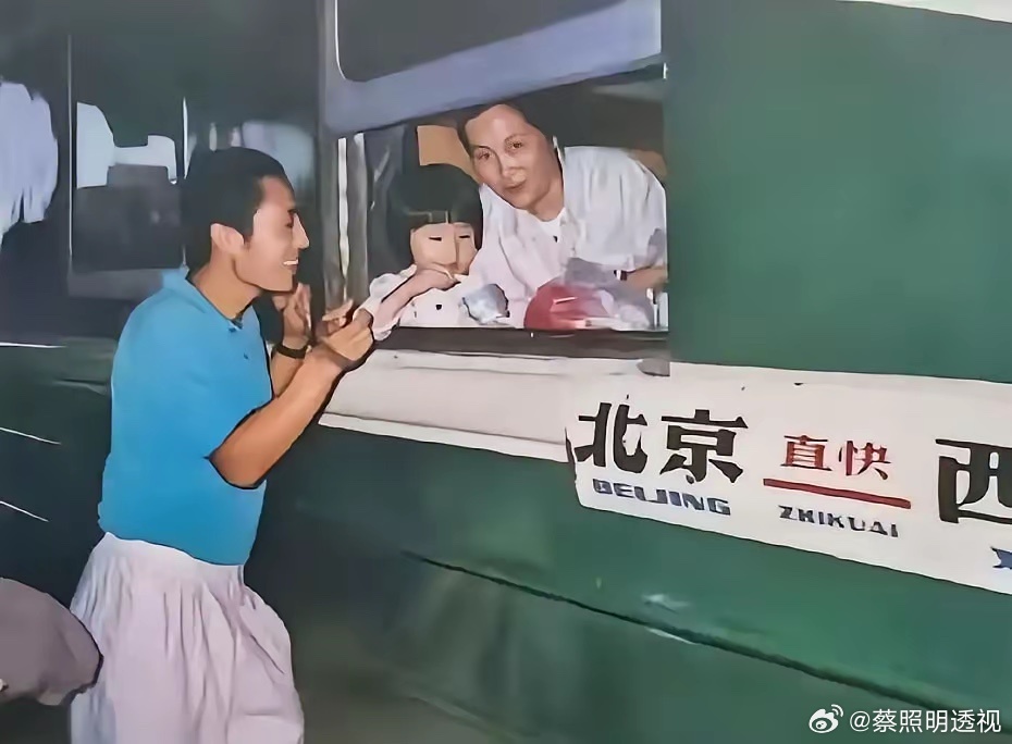 【高考作文：看图配文】高考志愿填报 提示及写作要求：这是一个丈夫送走妻子和女儿的