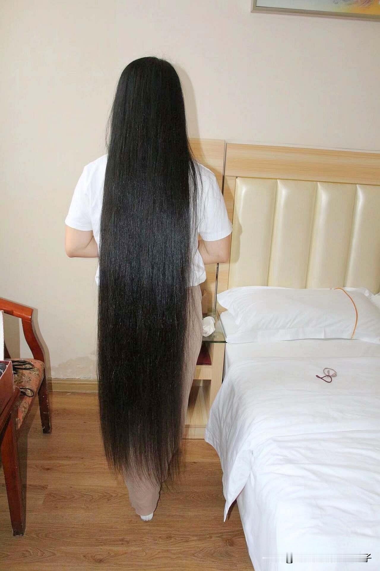 长发飘飘，背影迷人，简约风格卧室，自然光线下更显清新。