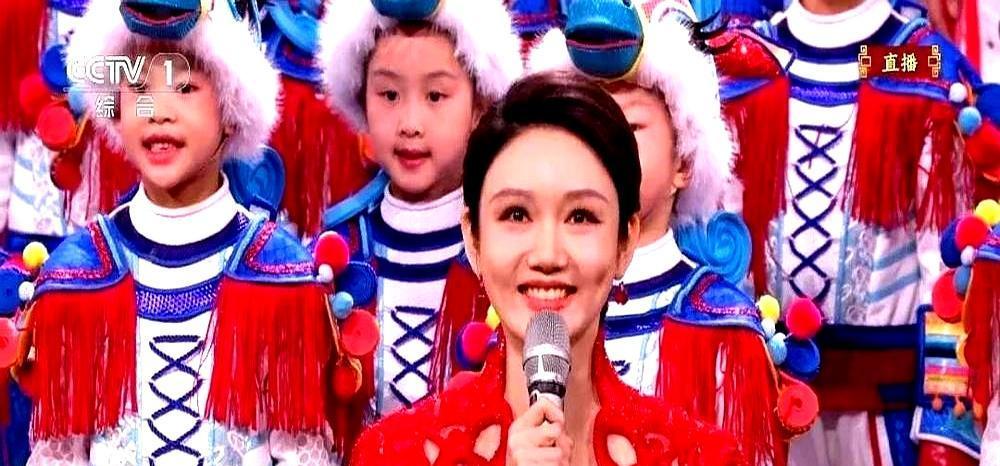 春晚落幕，龙洋摘耳麦的手在抖。
导播切走最后一个镜头，她眼泪砸在化妆台上。
全网