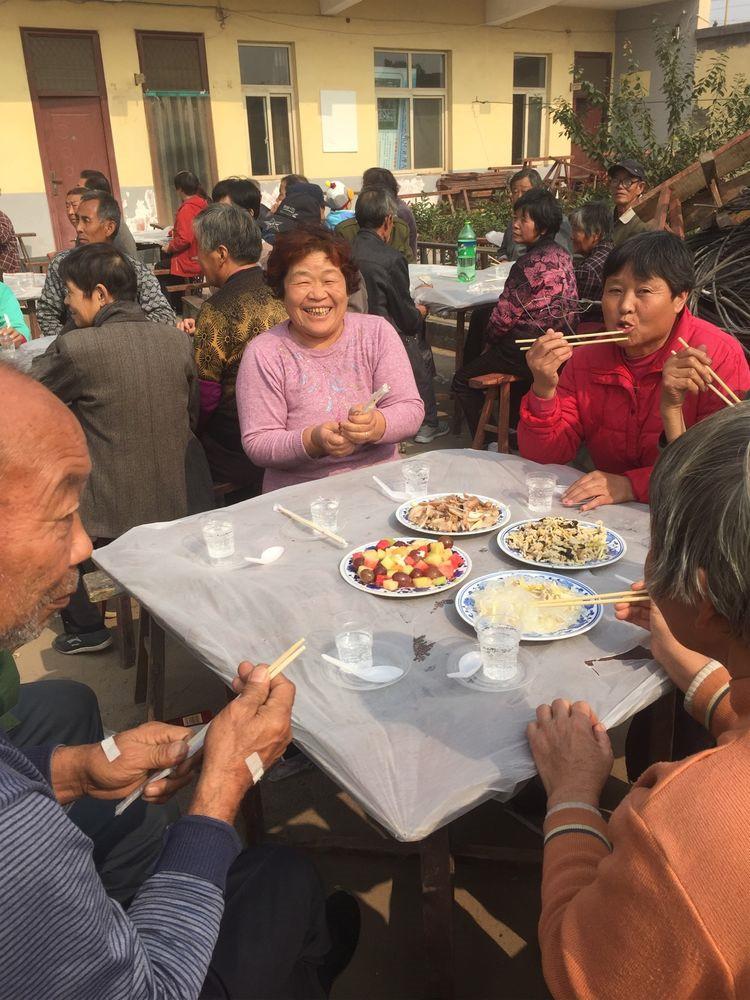 人上了年纪真的吃不了多少，昨天我们六个人凑一块儿聚餐，点了四个菜，做东的人说再加