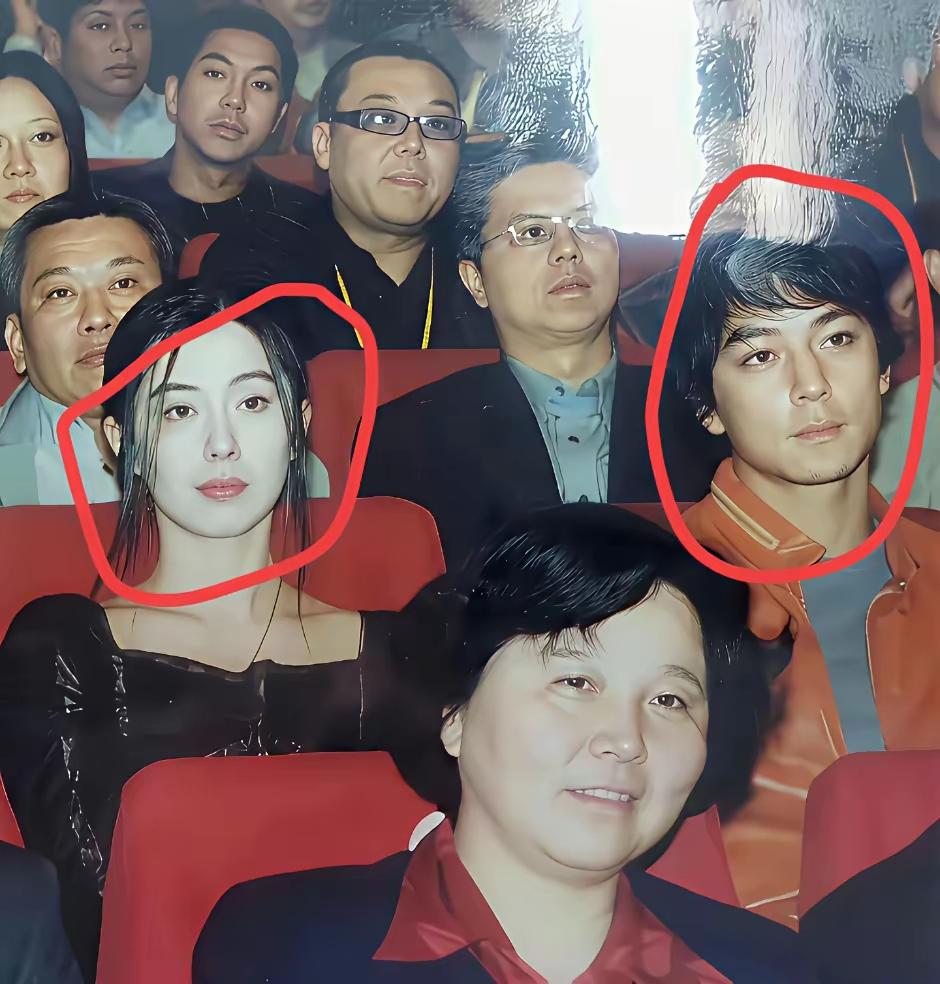 吴彦祖旁边做的是王祖贤吗？可是看着又不太像的样子[what]