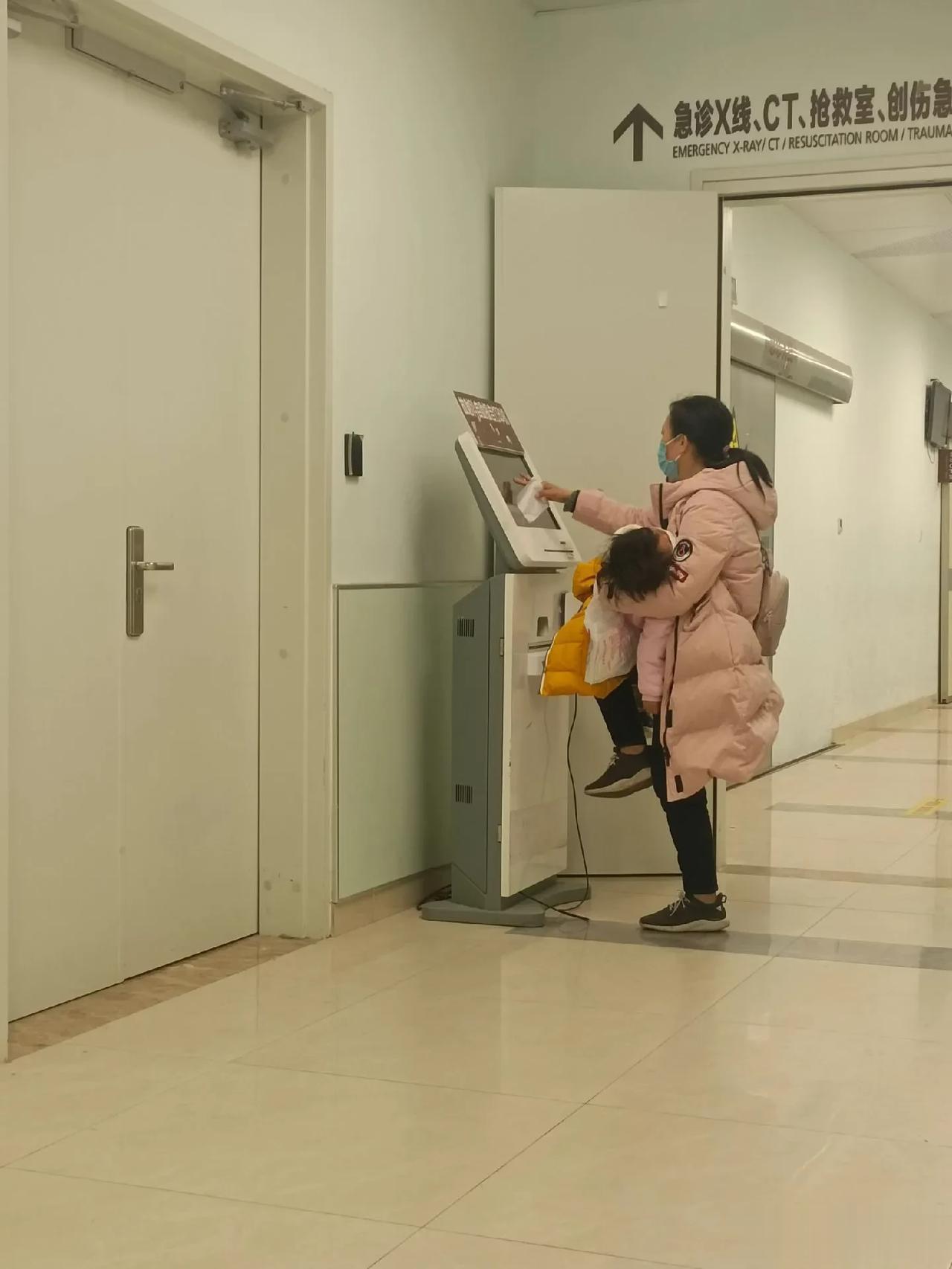 凌晨3点，在上海一家医院看到令人动容的一幕，不免有点心酸，一位母亲独自带着孩子来