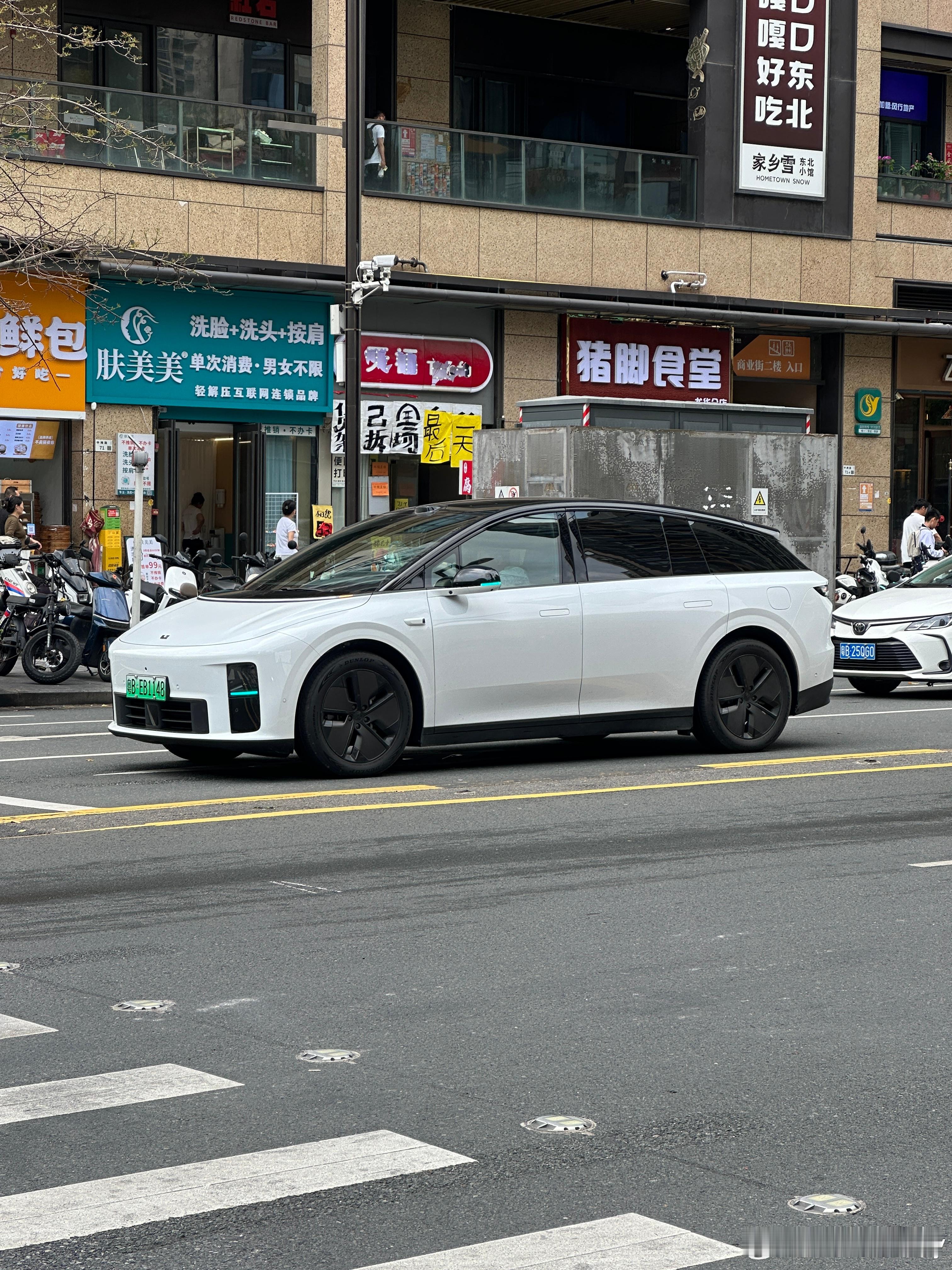 漂亮小蓝灯新能源汽车 深圳·龙光・玖钻