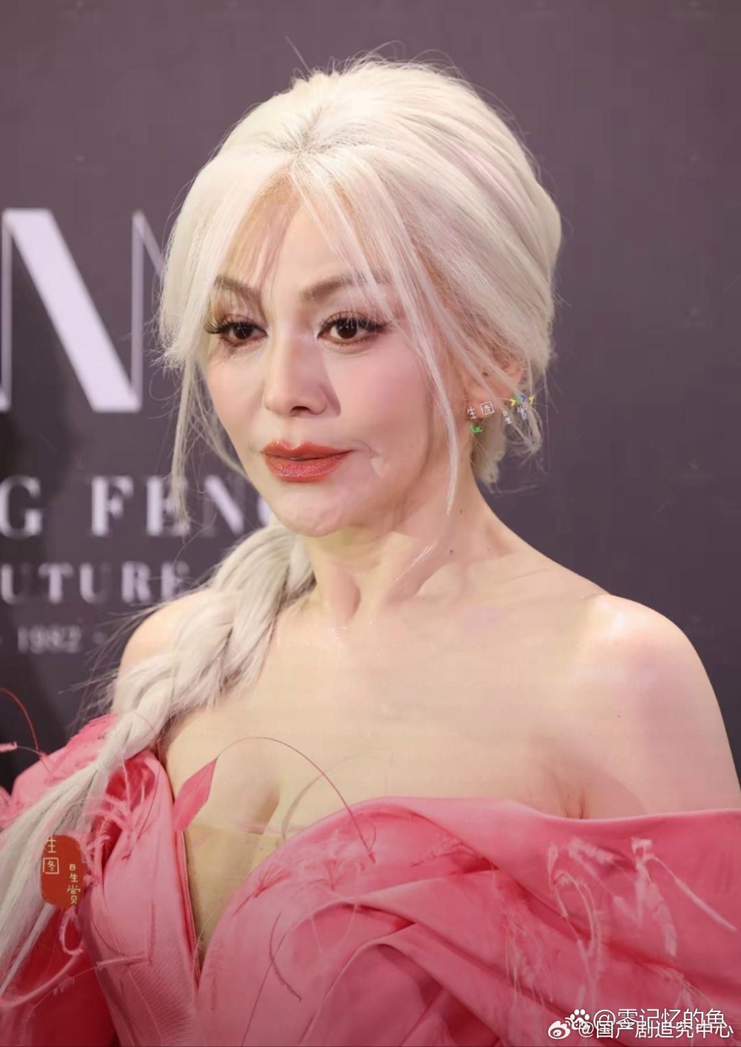 王琳上海参加活动。变化太大了，一点也没认出来。 