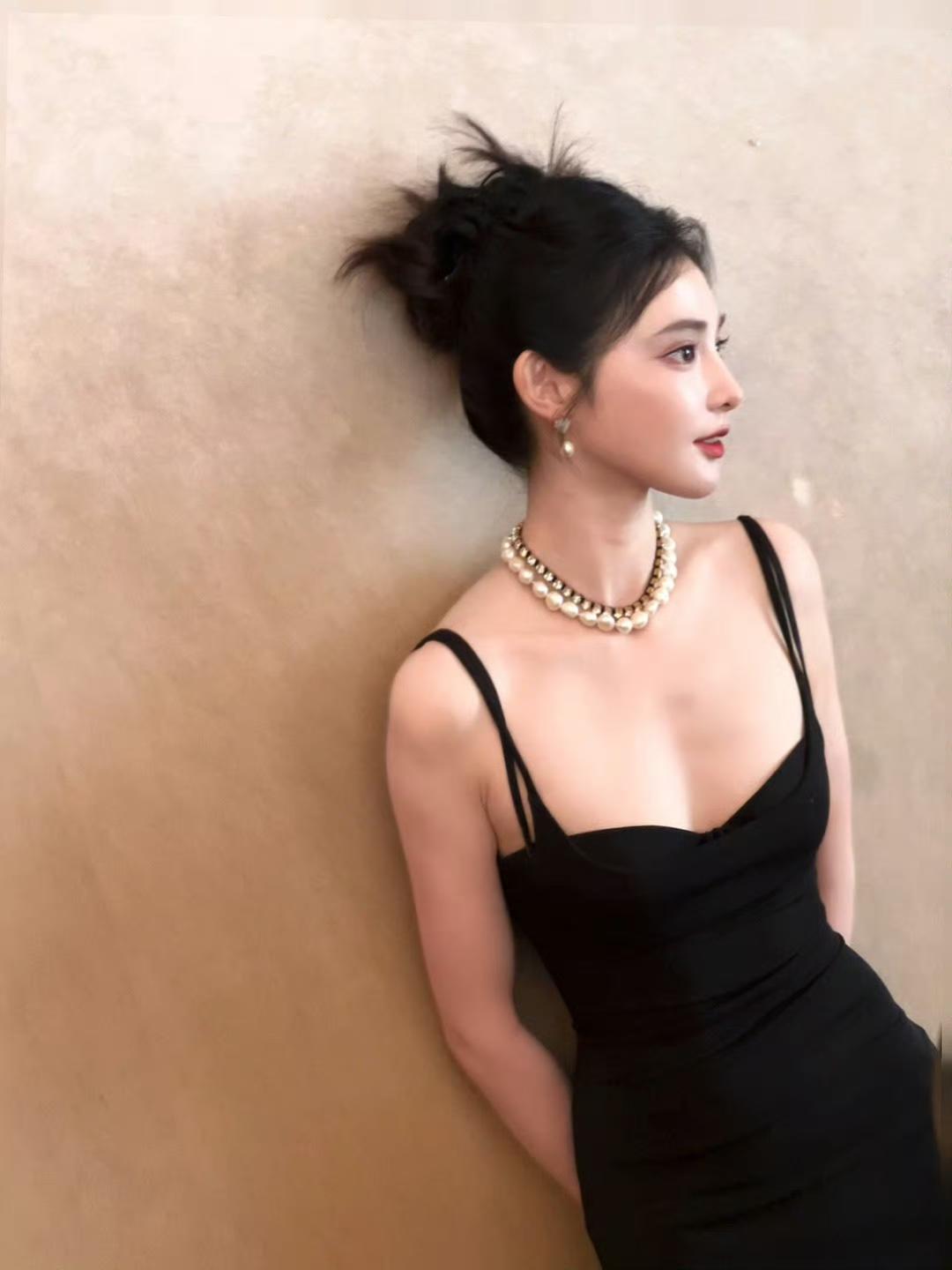 彭小苒一组好看的黑色抹胸吊带裙美腿[奸笑]
彭小苒