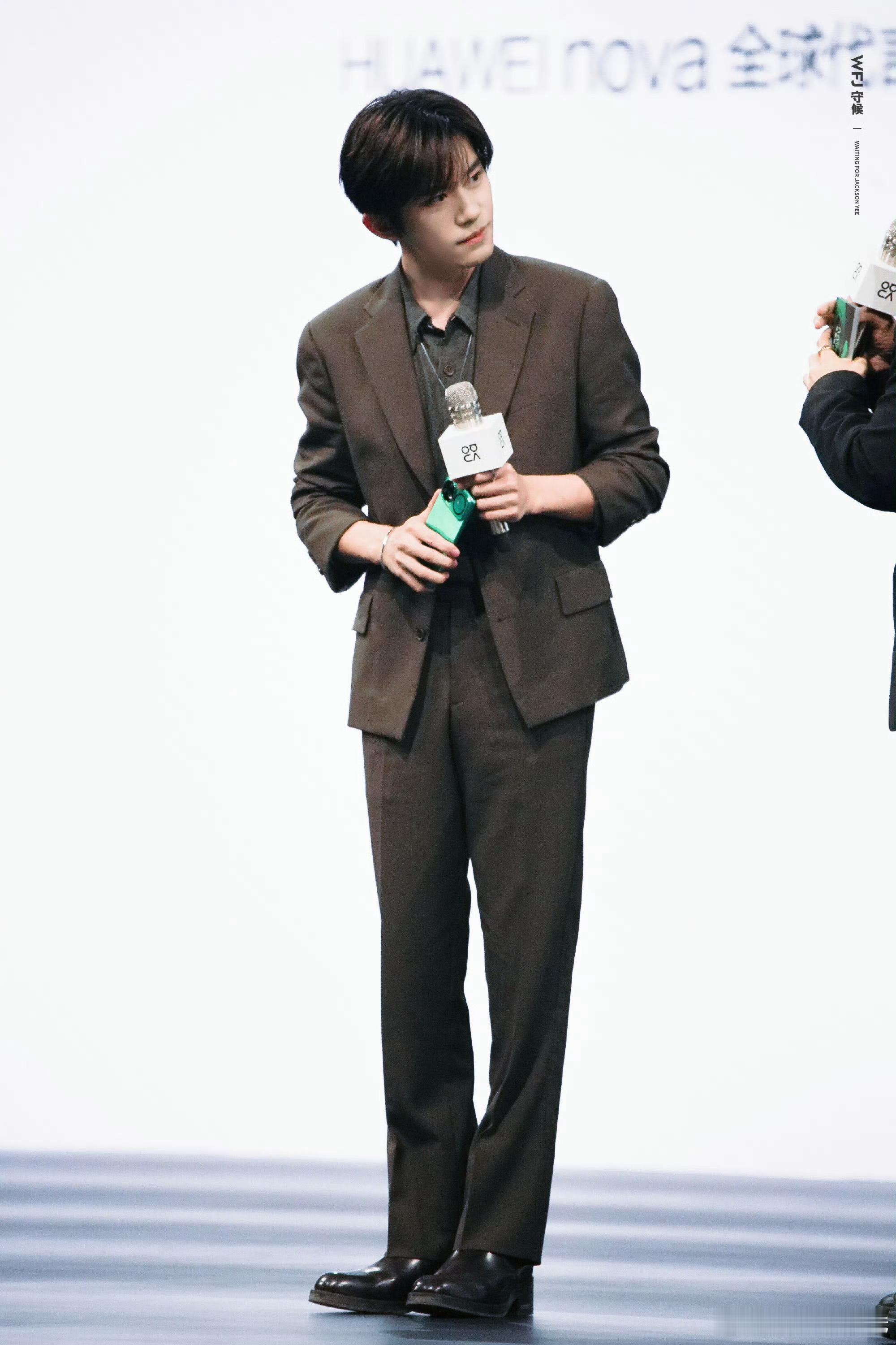 易烊千玺亮相nova发布会在12月15日官宣以后，易烊千玺是否出席发布会便成为关