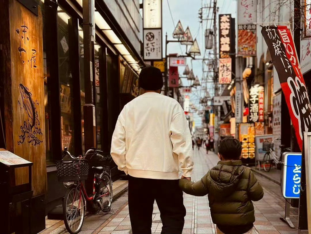 爸爸和儿子的背影 