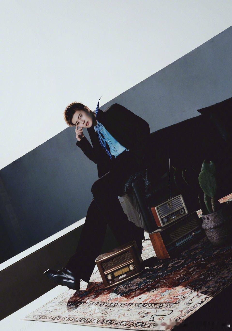 任嘉伦37岁状态艺人最大的本钱应该就是时刻保持最佳状态，这也有赖于任嘉伦超强的自