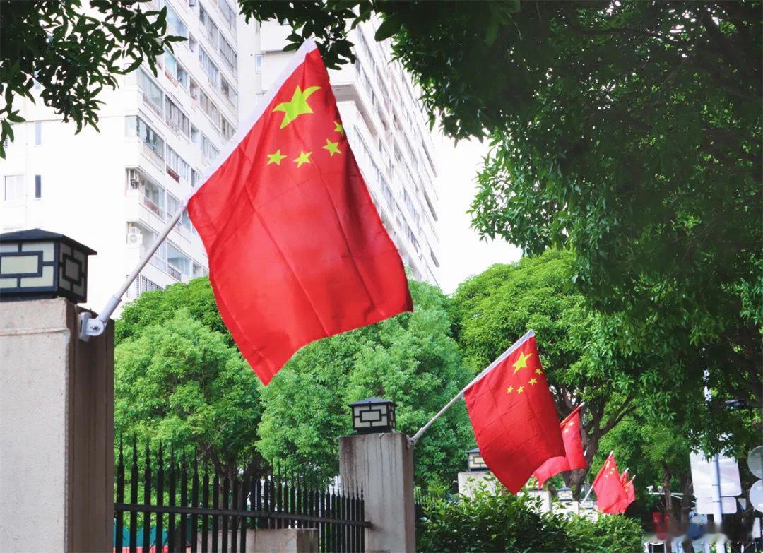 #福建洛江国庆氛围感拉满#在324国道洛江路段，一辆辆汽车从挂满国旗的高架桥上通
