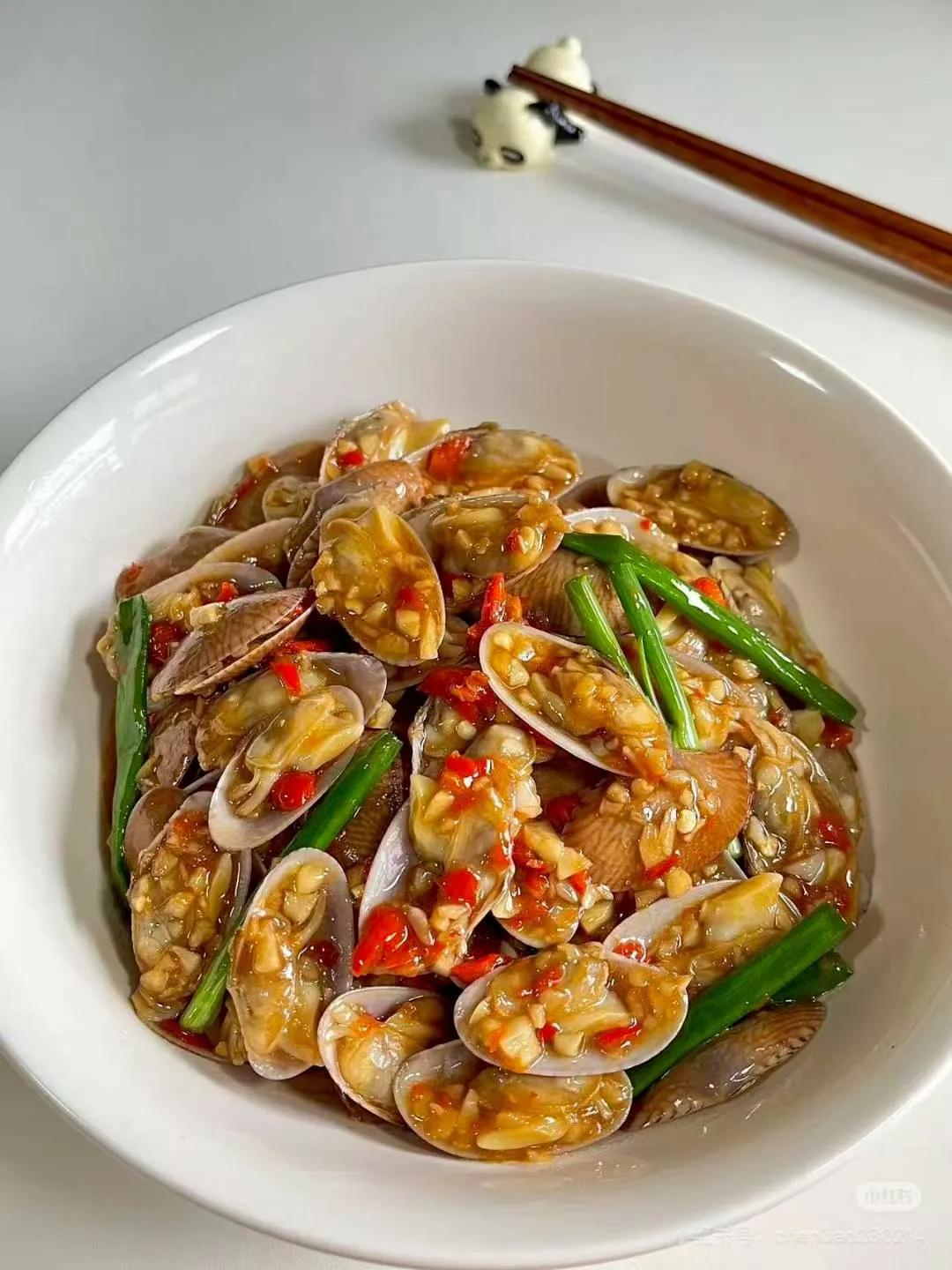 ‌香辣花甲‌：花甲焯水至开口，热油爆香葱姜蒜和干辣椒，加郫县豆瓣酱炒出红油，倒入