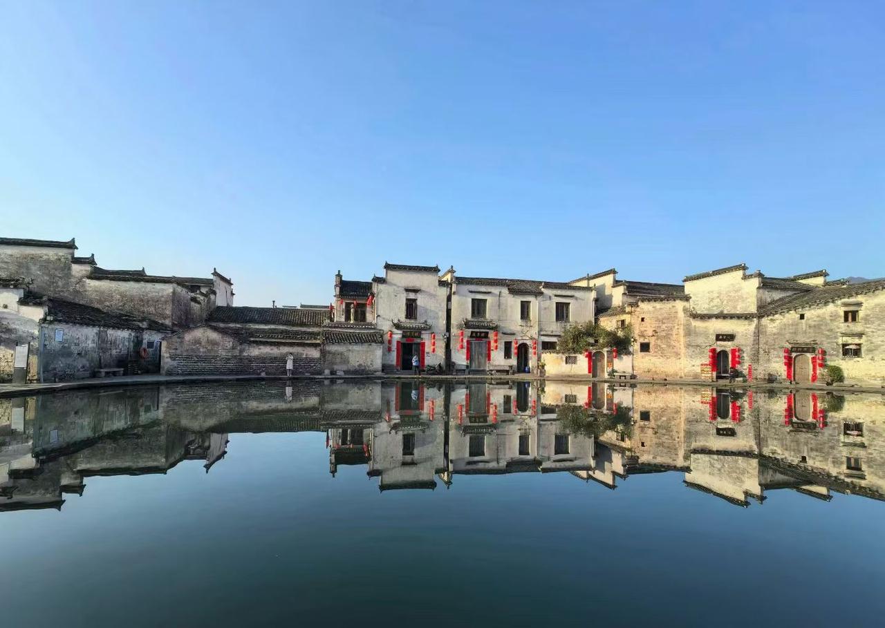 安徽黟县，旅游打卡攻略！
总要来一次春天的黟县吧！白墙黛瓦搭配漫山金黄油菜花，烟