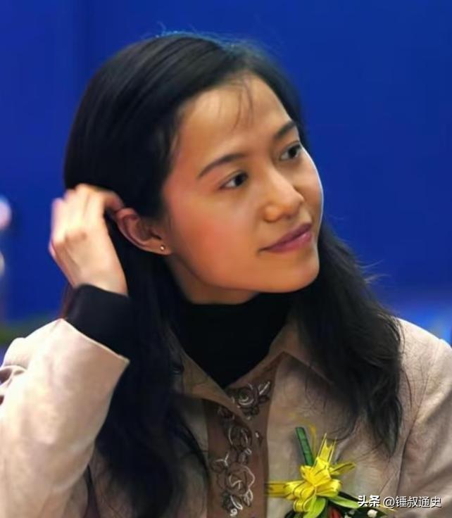 翁帆搬出清华园了。没争没抢，也没留下一儿半女。她就这么平静地带上老妈和侄女，跑去