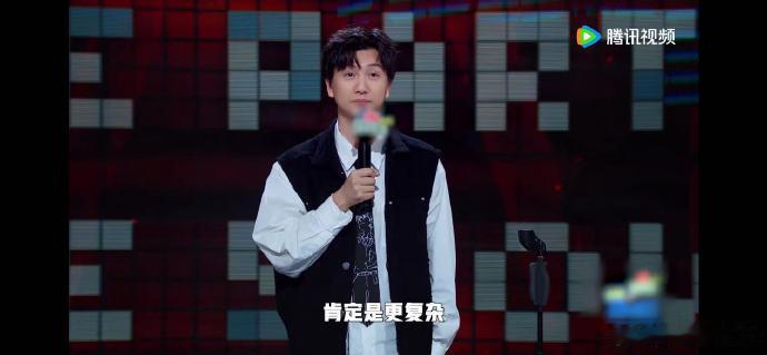 小鱼的高考经历充满戏剧性，虽然高分却因志愿填报失误错过理想大学。但他凭借坚定的毅