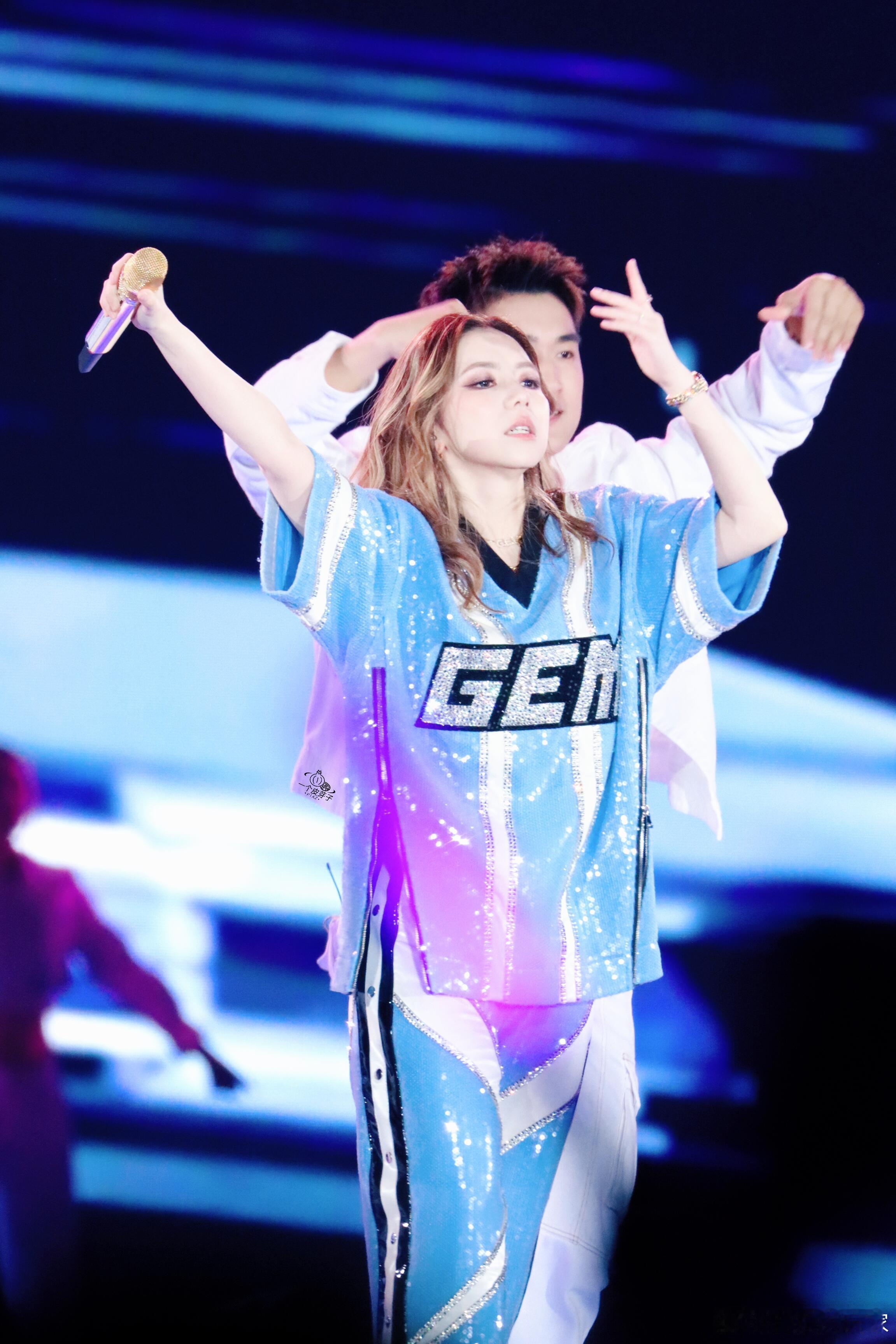 邓紫棋摘下耳返听粉丝说爱你摘下的不只是耳返，是我们之间所有的隔阂，真的爽死了！ 