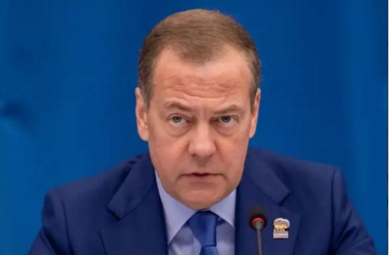 俄罗斯前总统梅德韦杰夫发文说：“让美国再次伟大（MAGA）= 让丹麦再次变小（M