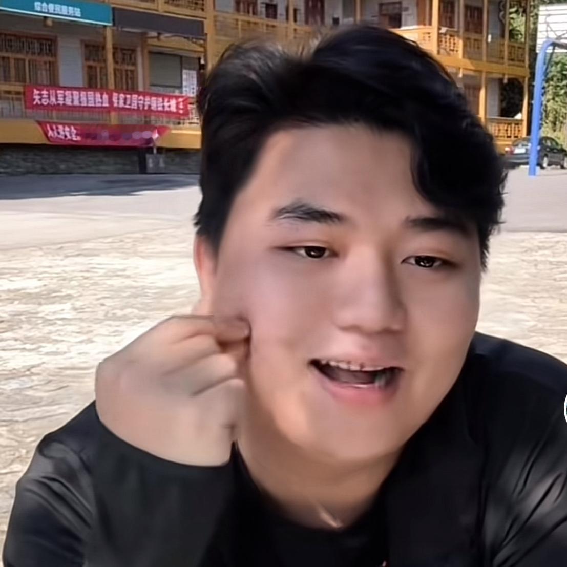 全进华真是在保护她的“妹妹”张家齐，他说：各位公主公子们不要乱磕，我们是异父异母