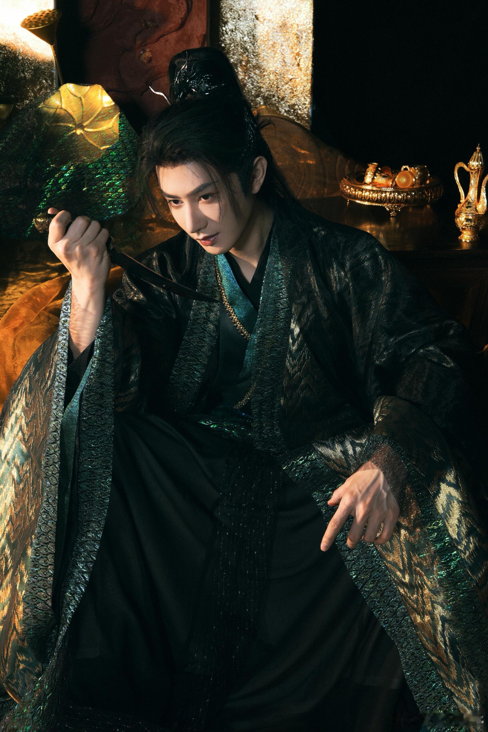 王佑硕演疯批美人好带感 王佑硕这次是真把疯批美人演到骨子里了，不是光靠妆容或者台