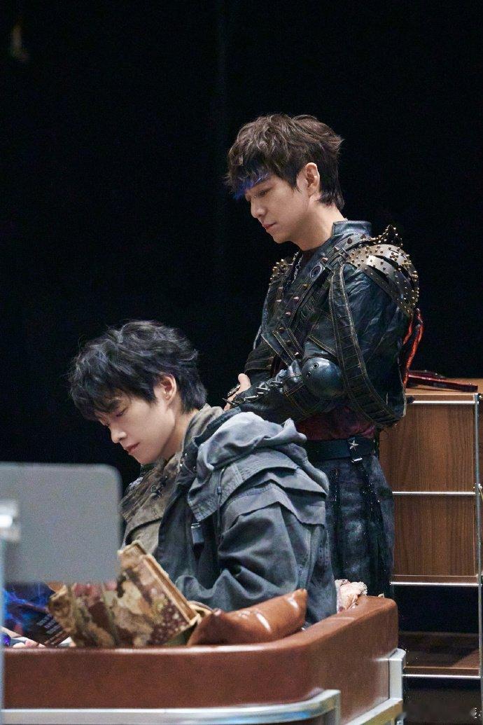 大侦探黑车大劫案大侦探樱桃小镇安保总监枪杀案刚告破，嫌犯甄小强竟在押送途中离奇死