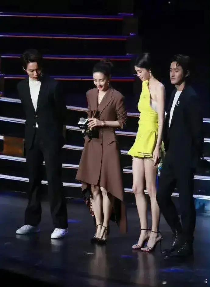 王丽坤脚都快呈90度了，小腿还是没有奚梦瑶长，这一幕太扎心了 ​​​