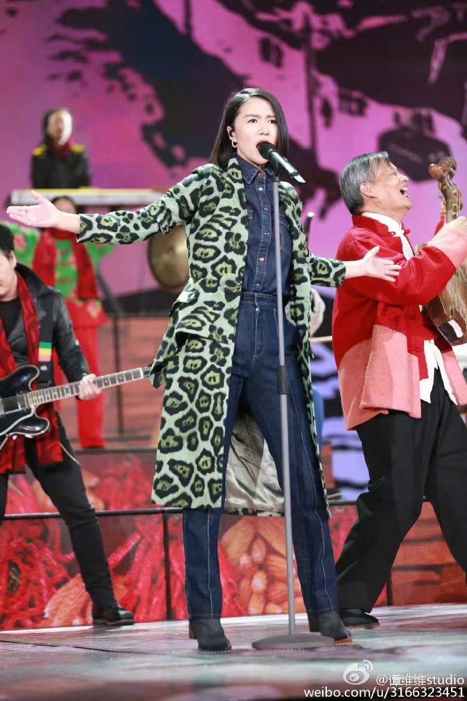 谭维维历届春晚造型大赏  谭维维八度登台，造型封神！2026马年春晚一袭蓝服尽展