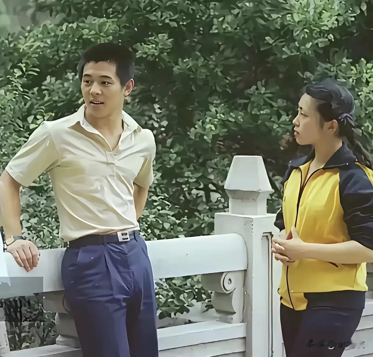 黄秋燕当初和李连杰离婚，她背着很大压力默默忍受一切还不是因为李连杰太优秀，且没办