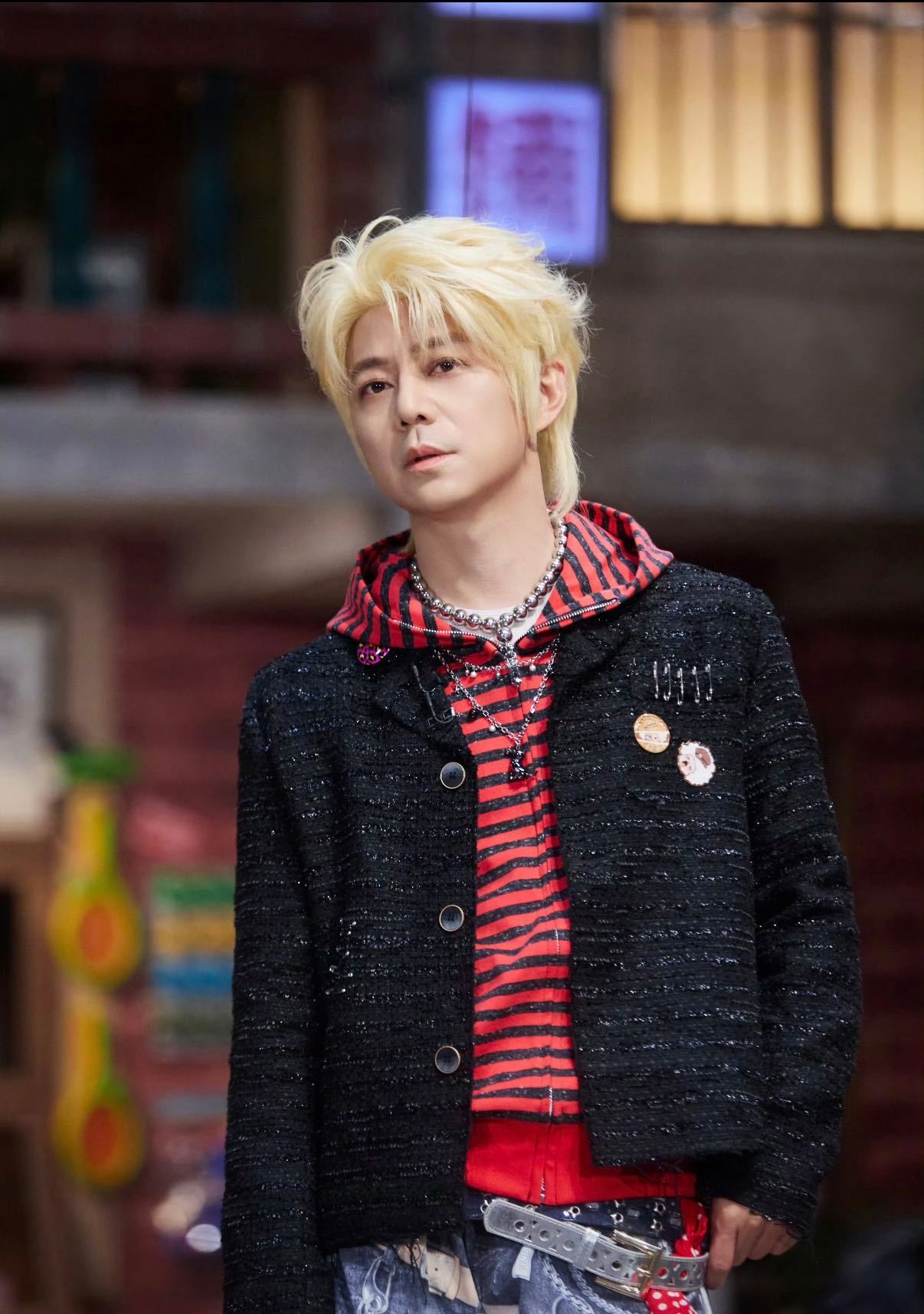 何老师淋过雨所以想为别人撑伞大侦探 何男大把伤疤藏起，蹲守弱小英雄贴吧。淋过雨的