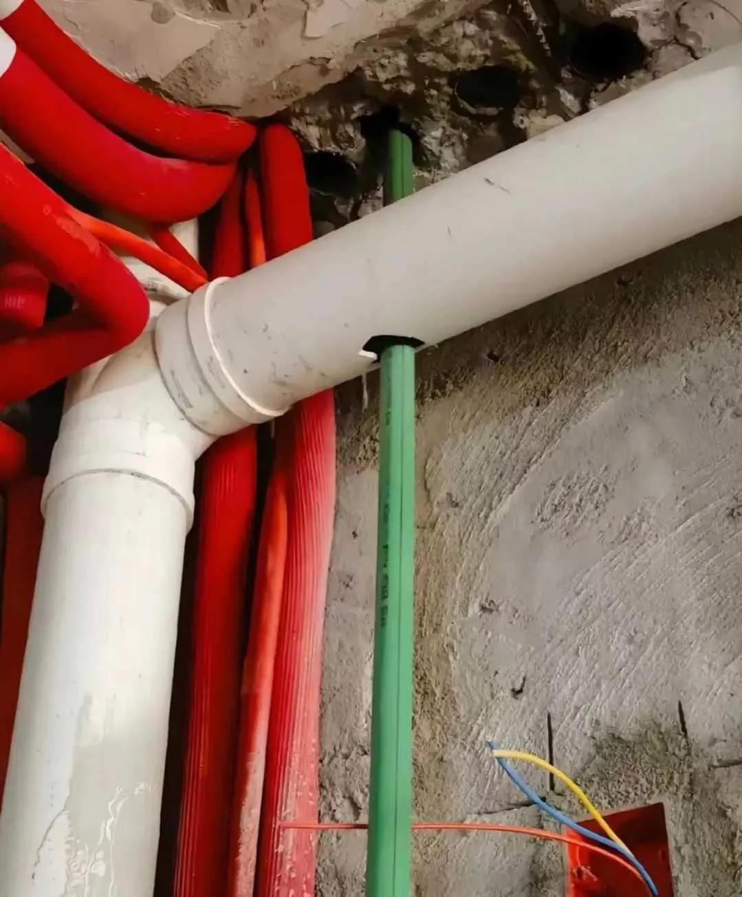 为了挣点钱，这是啥也不顾了？

各干各的，一点职业操守都没有，这样的工人谁还敢请