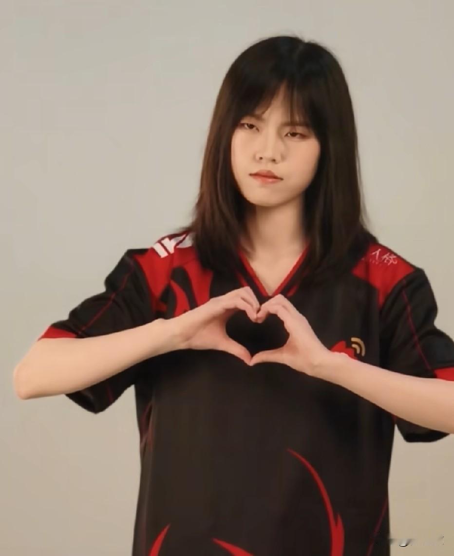 穆欣月，一位拿到中国首枚电竞金牌的姑娘，一般都是男孩子喜欢打游戏。没有想到一位女