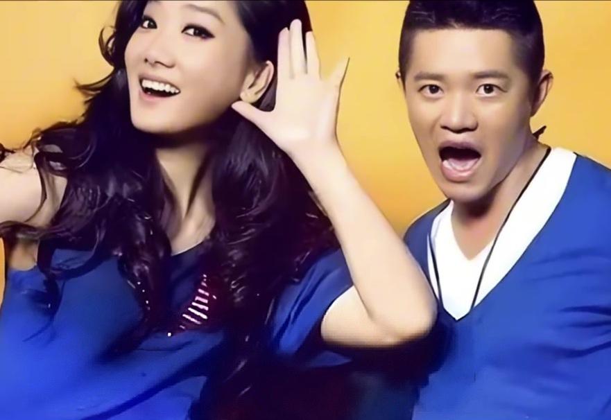 凤凰传奇再掀热潮⭕！厦门暴雨演唱会封神，万人雨中蹦迪太震撼啦[赞][赞][碰拳]