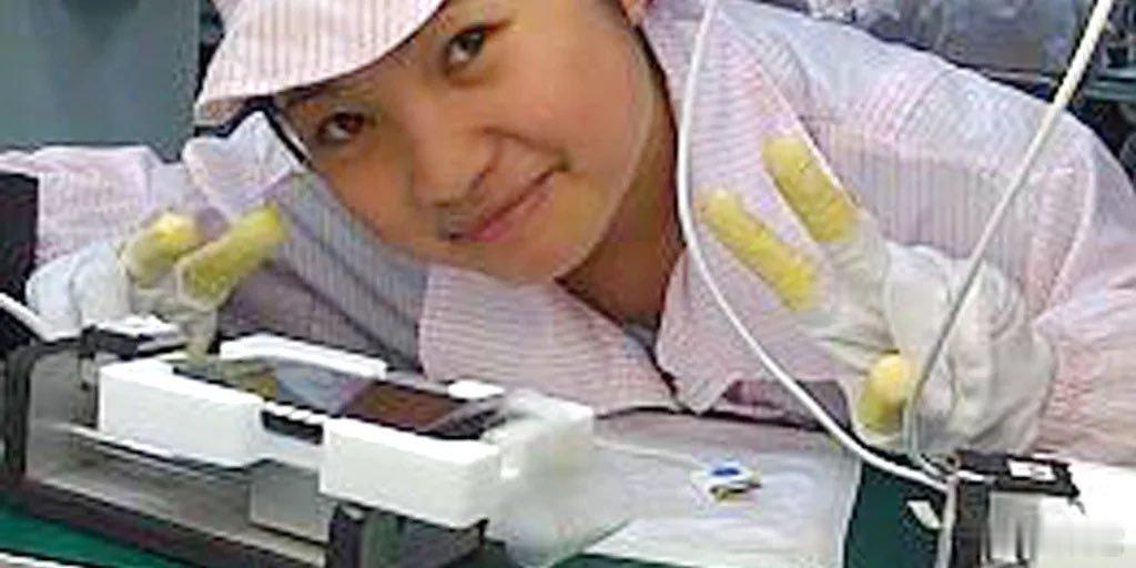 ‼️ 一张照片的故事：（网上流传的版本）      2008年，19岁的贵州女孩