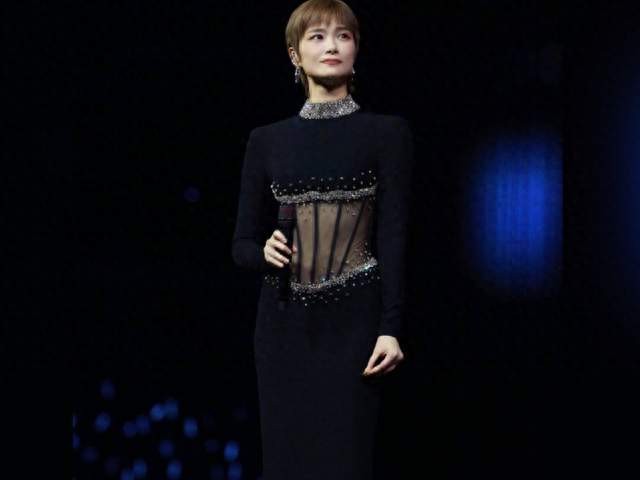 内娱最温柔画面！李宇春演唱会神仙售后倪妮辛芷蕾低调赴约太好磕