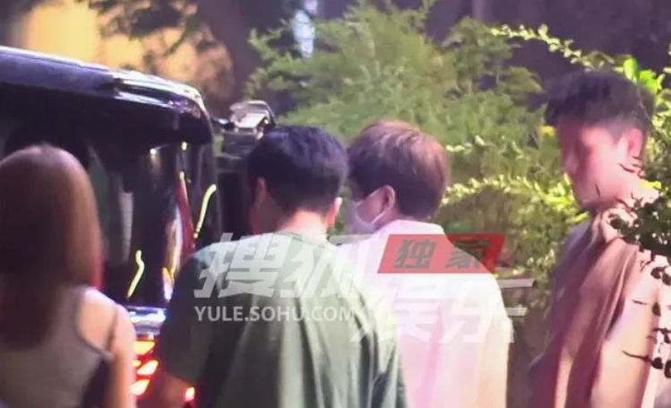 毛不易和好友吃饭聚会 有八卦媒体拍到毛不易和好友吃饭聚会路透，毛不易穿浅色衬衫低