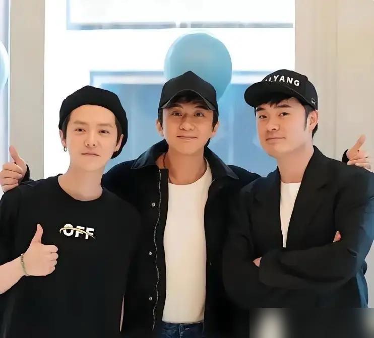 邓超当街一拳抡向鹿晗，陈赫不但不拉架，反而掏出手机狂拍。
 
大家认为闹掰了？再