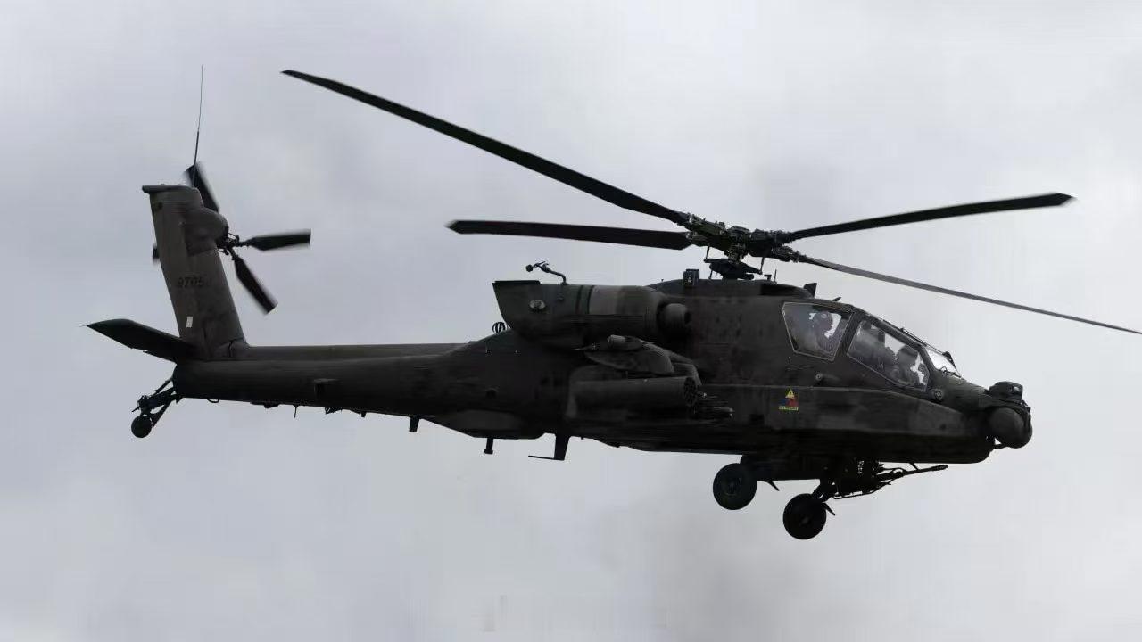 🇺🇸🚁🔥🇮🇷✈️周一晚间，美国媒体报道：美军一架直升机，在霍尔木兹海