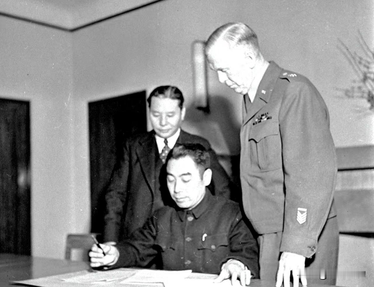 1946年，在重庆参与停战谈判的周恩来与国军代表张群、美国的代表马歇尔图片资料。