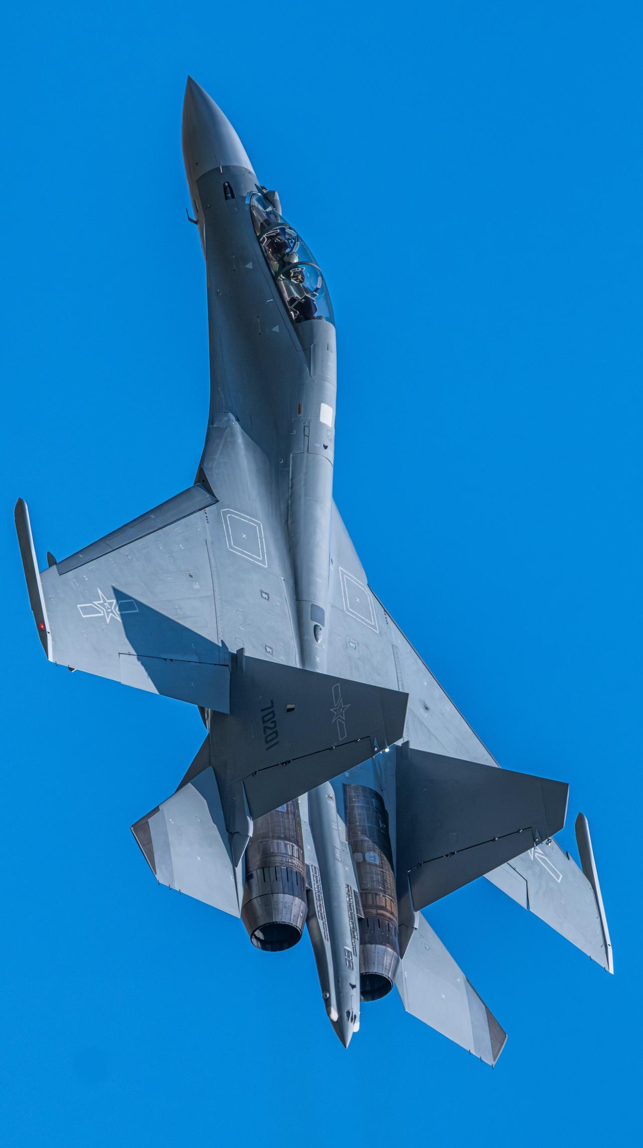 某国产战斗机高清图来一张，猜一猜是哪一款？
A、歼-11B       B、歼-