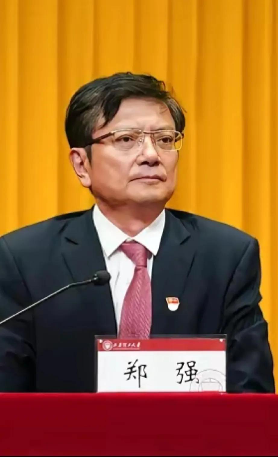 强哥近照曝光，较之以前，明显苍老和憔悴多了。清者自清，愿强哥早日重新振作起来，全