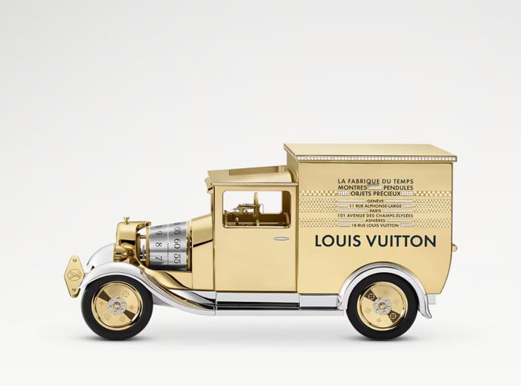 LV上架一款复古汽车造型的台钟，虽然是个模型，但是价格可是相当的顶奢：售价66万