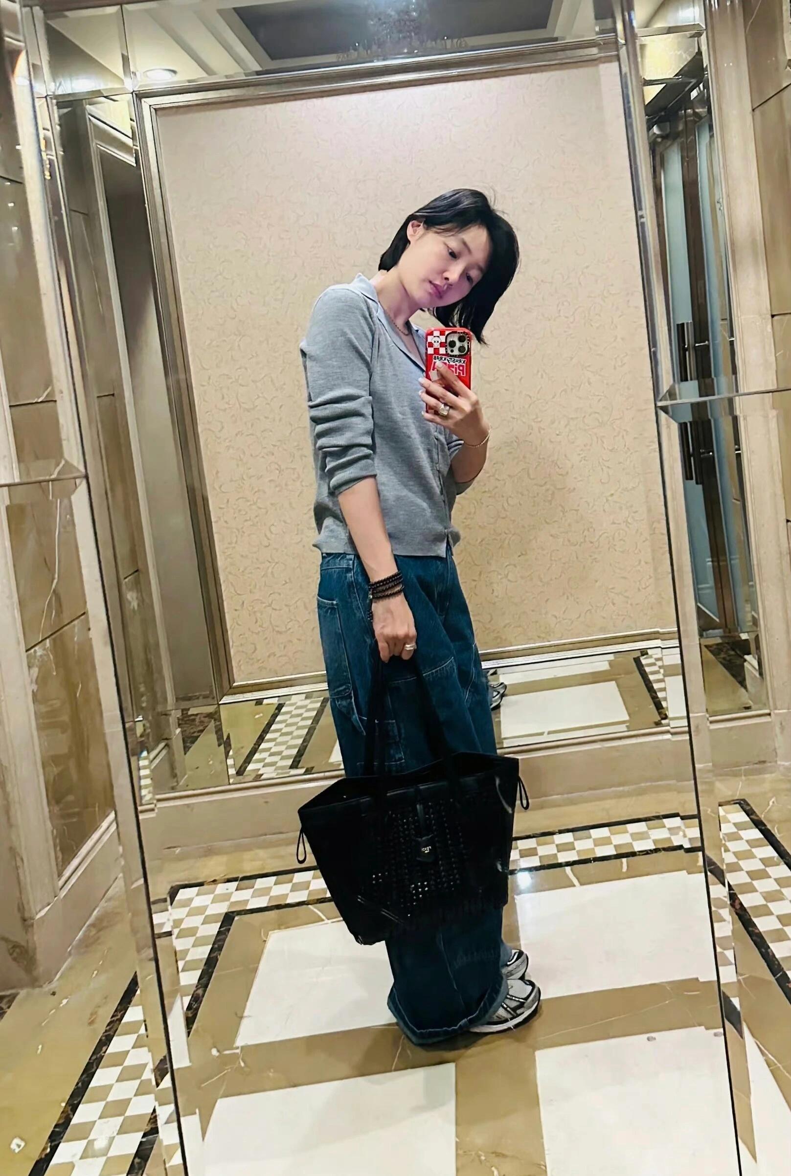 白百何参加儿子毕业典礼 谁懂啊，看到元宝都18岁毕业了，我的记忆还停留在他小时候