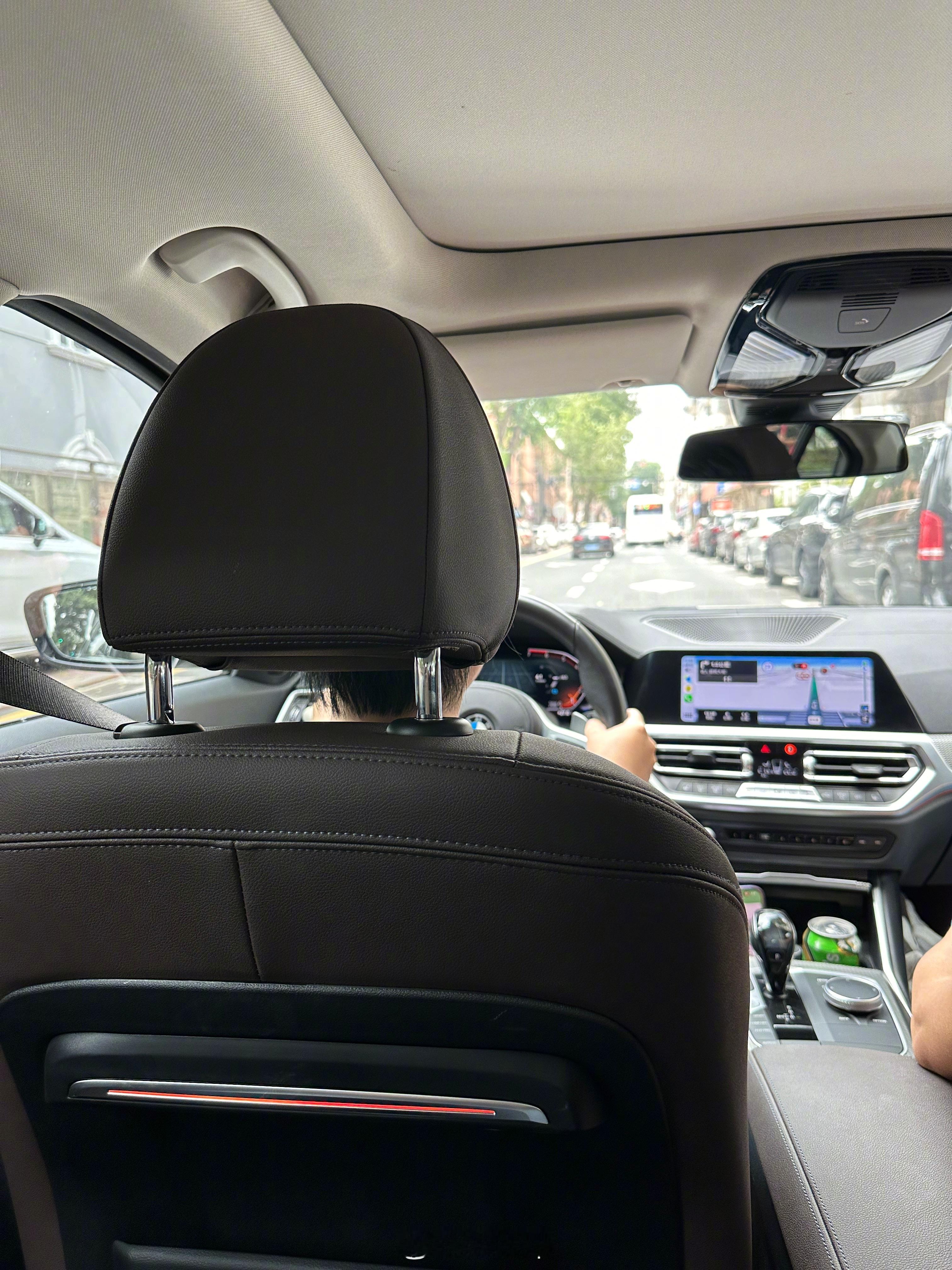 你们嫂子练车呢！说她两句跟我急头白脸的，给她找个路面教练吧，我能送她个实习贴，别