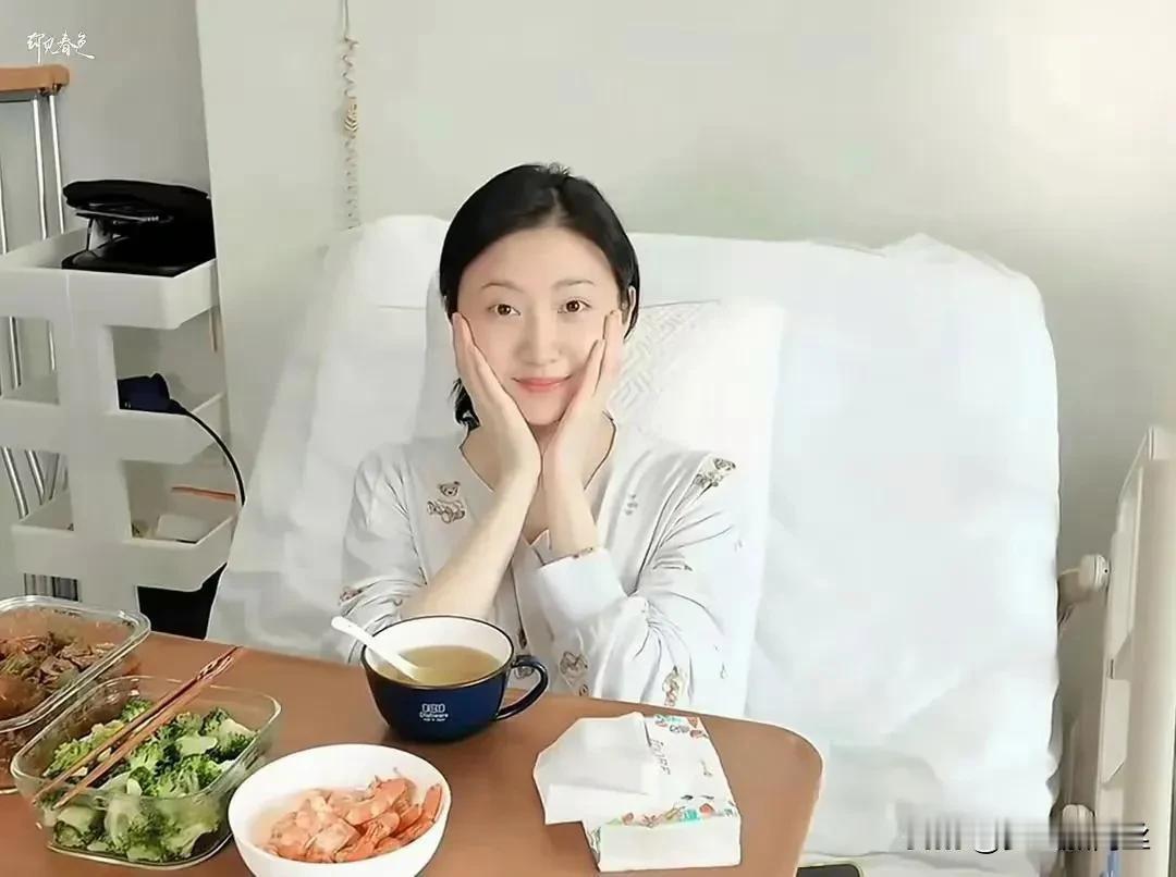 近日，一则关于景甜术后安好的视频引发了热议。她因腿部手术在医院的病床上与公众分享