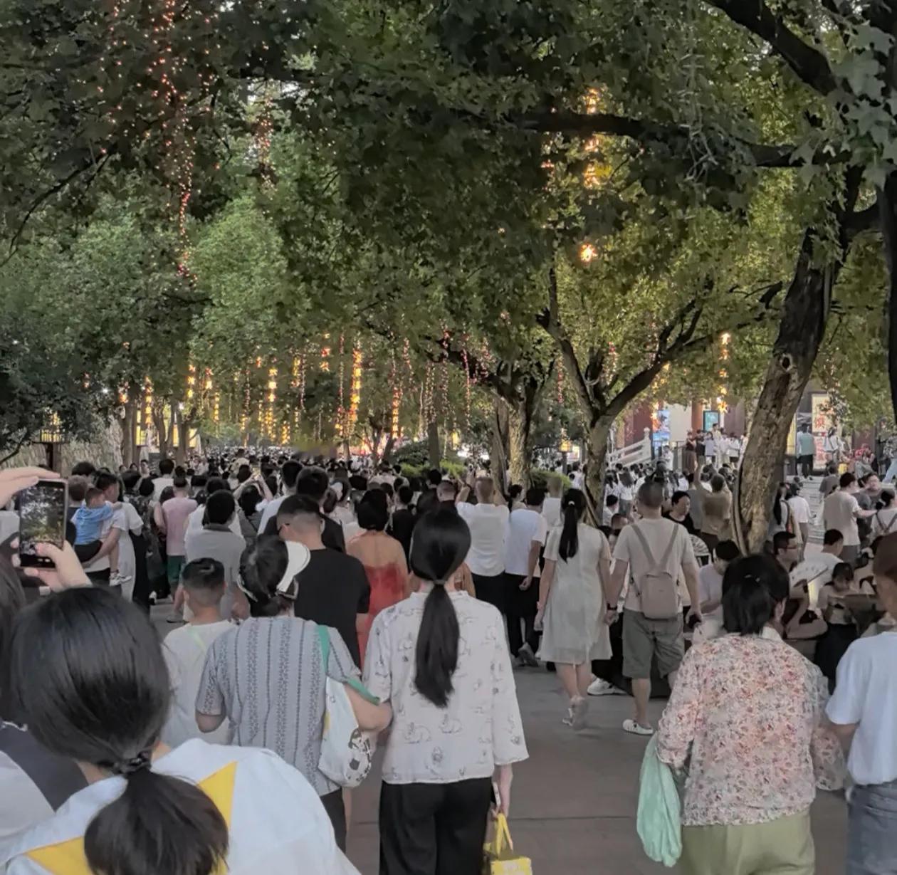不管是哪个版本榜单里的十大步行街，我差不多都走过一遍。有的名副其实，接地气，满是