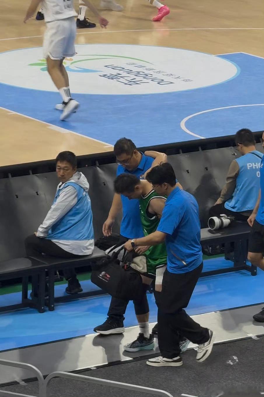 赵继伟初步诊断为腿部拉伤，目前已经去医院拍片检查，本场比赛大概率无法回归。 