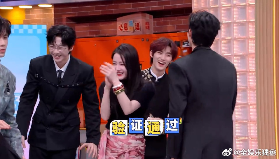 陈飞宇是热巴的贴身保镖吧你好星期六舞台上轻松拿捏欢乐气氛，台下默默守护尽显绅士，