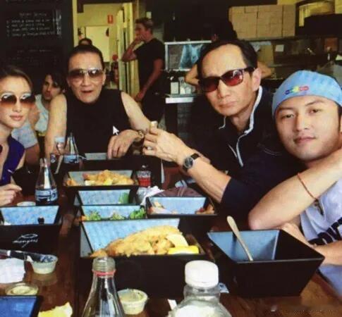 谢霆锋的妹妹谢婷婷曾在社交网站晒出一张家人昔日合影。照片中，谢婷婷与谢霆锋与父亲