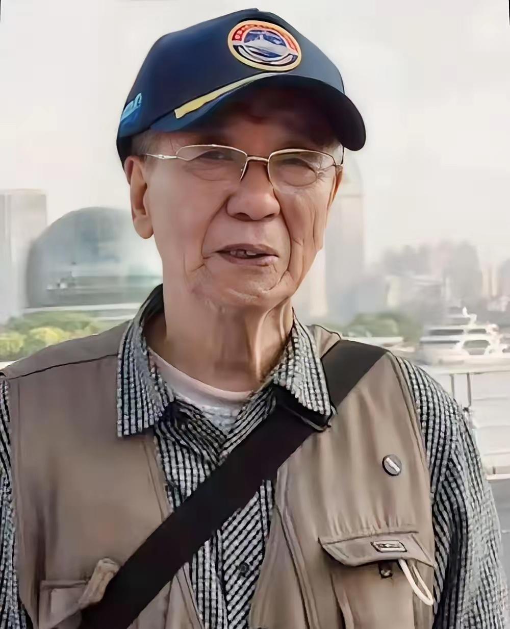 眼泪直接破防！91岁海军老兵邓石，揣着1953年的旧胸标，在沂蒙山舰码头轻声问“