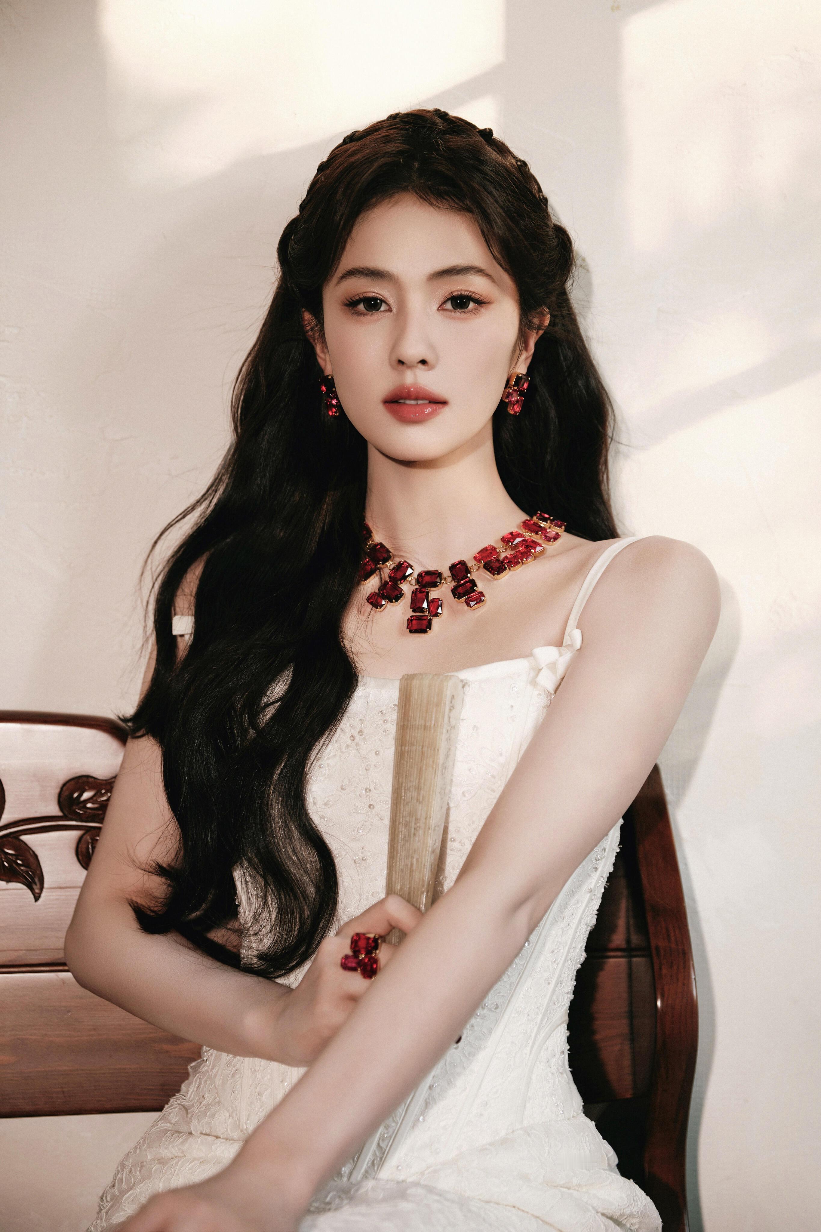 白鹿今晚的直播活动造型，好温婉优雅