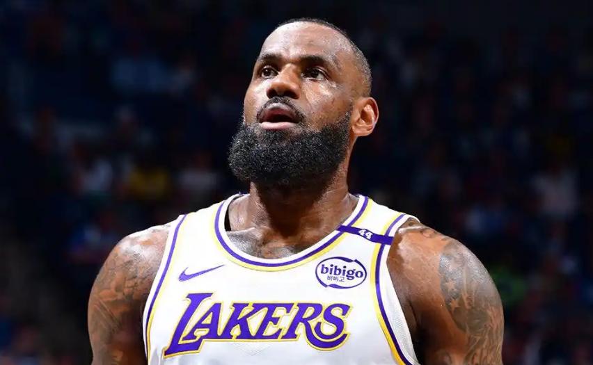 詹姆斯明天会复出吗？
 
没有詹姆斯的时候，湖人打的非常不错，目前10胜4负，排