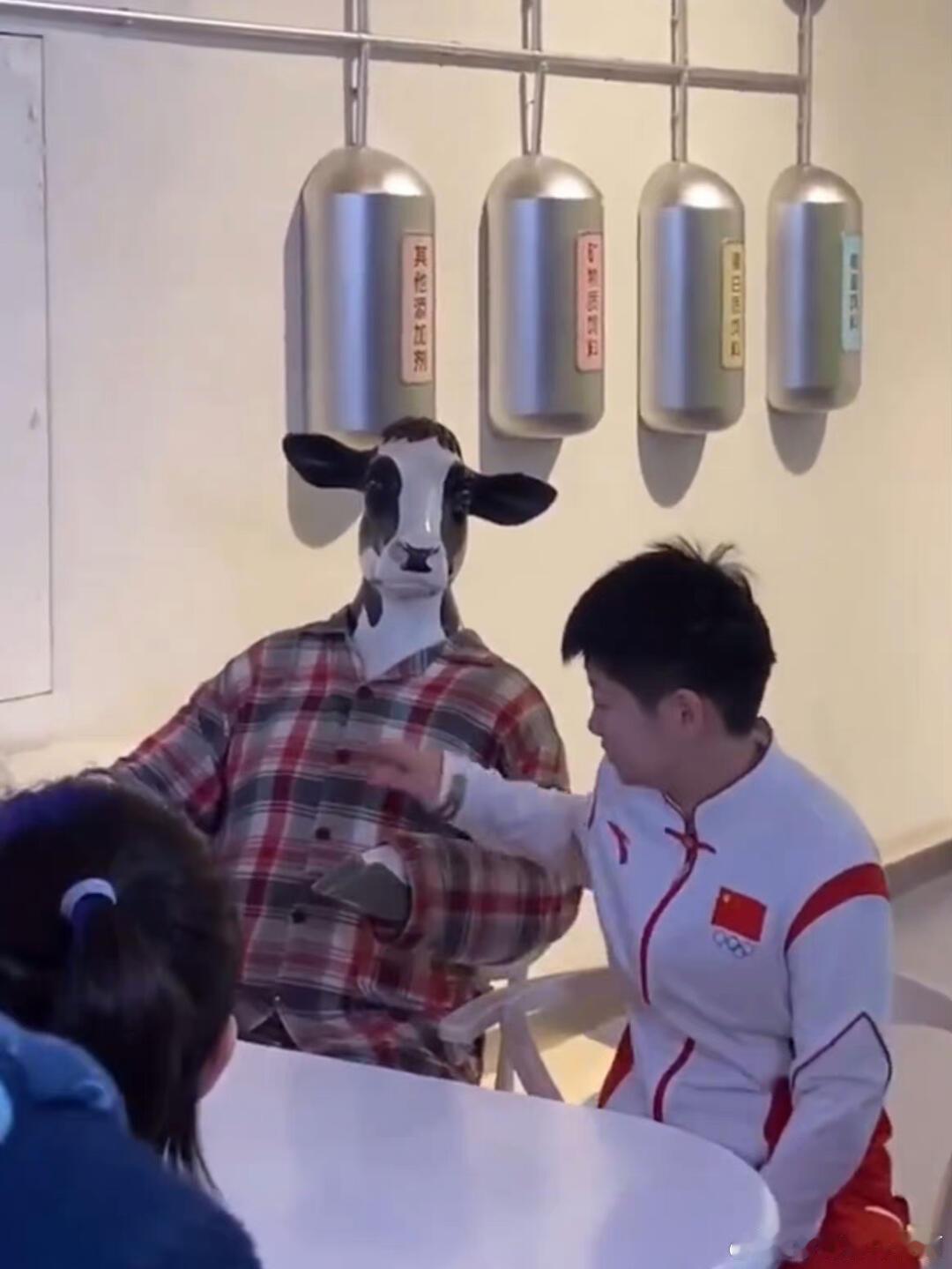 好奇宝宝孙颖莎，宝宝你上手是想干嘛！！ 