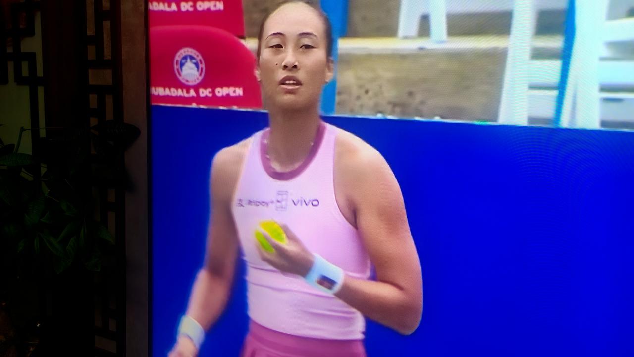 北京时间7月29日凌晨，WTA500华盛顿站女单首轮，郑钦文以1比2（6比4、4